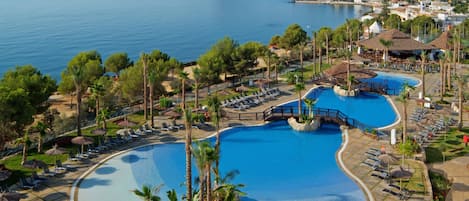 3 piscines extérieures, parasols de plage, chaises longues