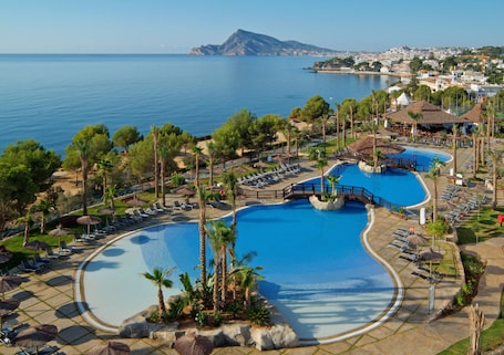 3 piscinas al aire libre, sombrillas, sillones reclinables de piscina