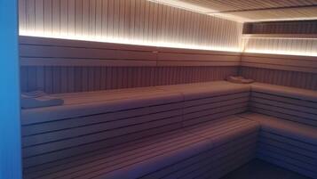 Una habitación moderna, con poca luz, paneles de madera y un banco.