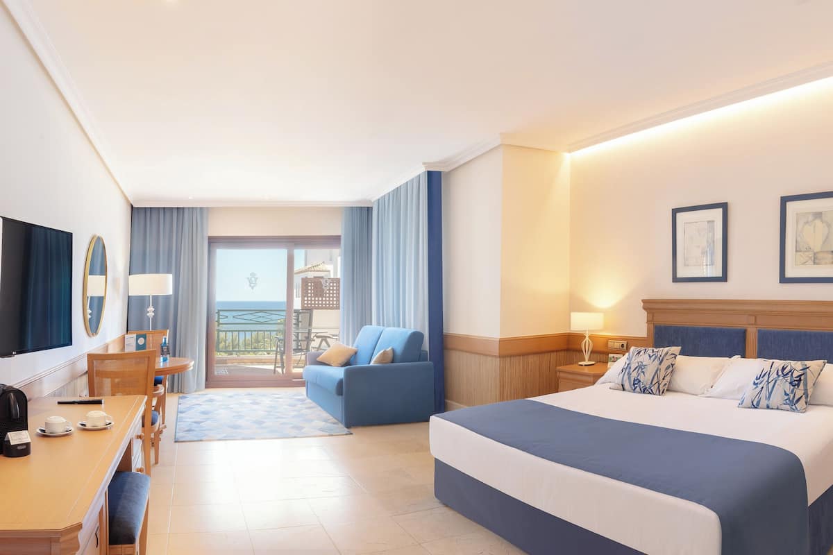 Sengetøy av topp kvalitet, minibar, safe på rommet og skrivebord