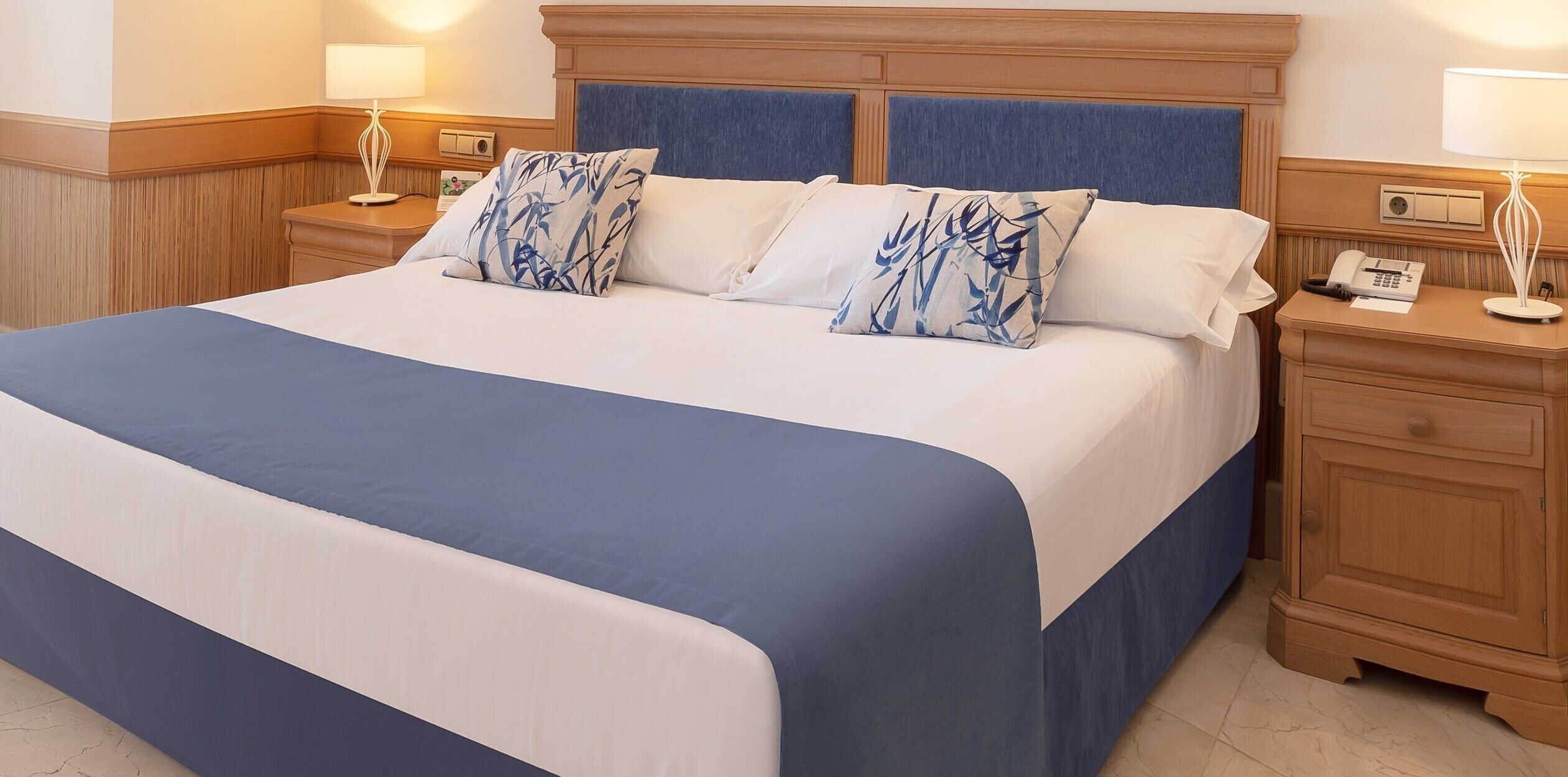 Habitación estándar, 1 cama doble, terraza | Ropa de cama de alta calidad, minibar, caja fuerte y escritorio