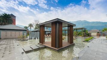 Een bubbelbad, lichaamsbehandelingen, hydrotherapie, aromatherapie