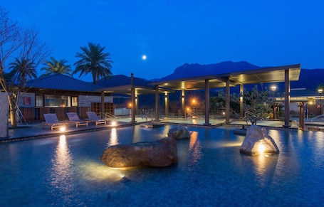 Hot tub, body treatments, hydrotherapy, aromatherapy, hot stone massages