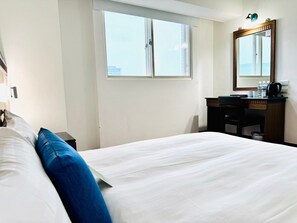 Ropa de cama de alta calidad, cubrecamas, minibar y escritorio 
