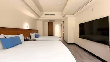 Habitación familiar (Deluxe) | Ropa de cama de alta calidad, edredón, minibar y escritorio