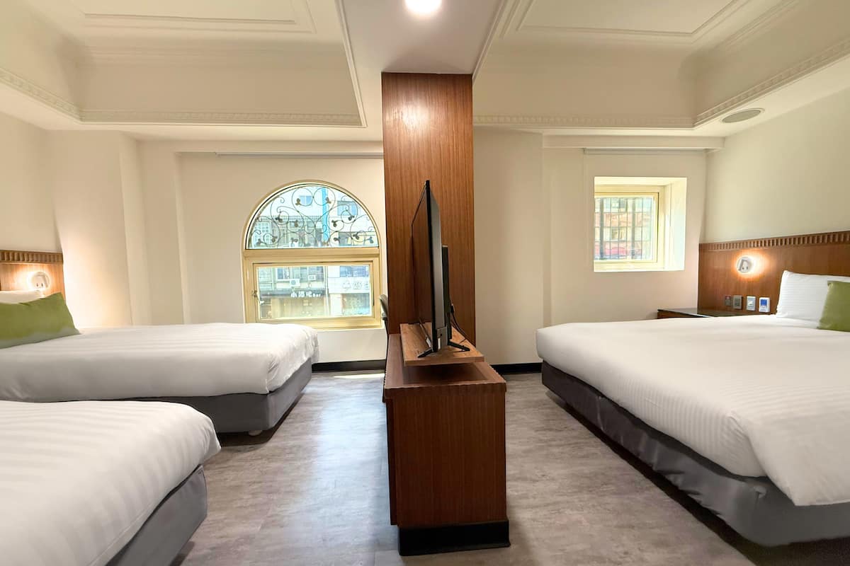 Habitación familiar (Deluxe) | Ropa de cama de alta calidad, edredón, minibar y escritorio