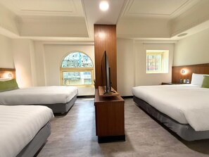 Ropa de cama de alta calidad, cubrecamas, minibar y escritorio 