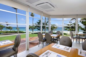 3 restaurantes; se sirven desayunos, almuerzos, cenas y marisco 