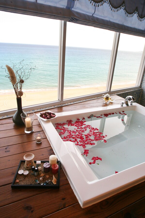 Indoor spa tub - Chateau Beach Resort (Hengchun)