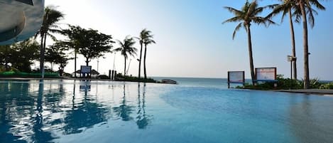 3 piscinas al aire libre, sombrillas, sillones reclinables de piscina