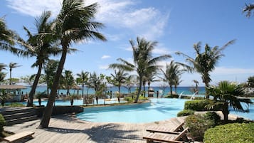 3 Außenpools, Sonnenschirme, Liegestühle