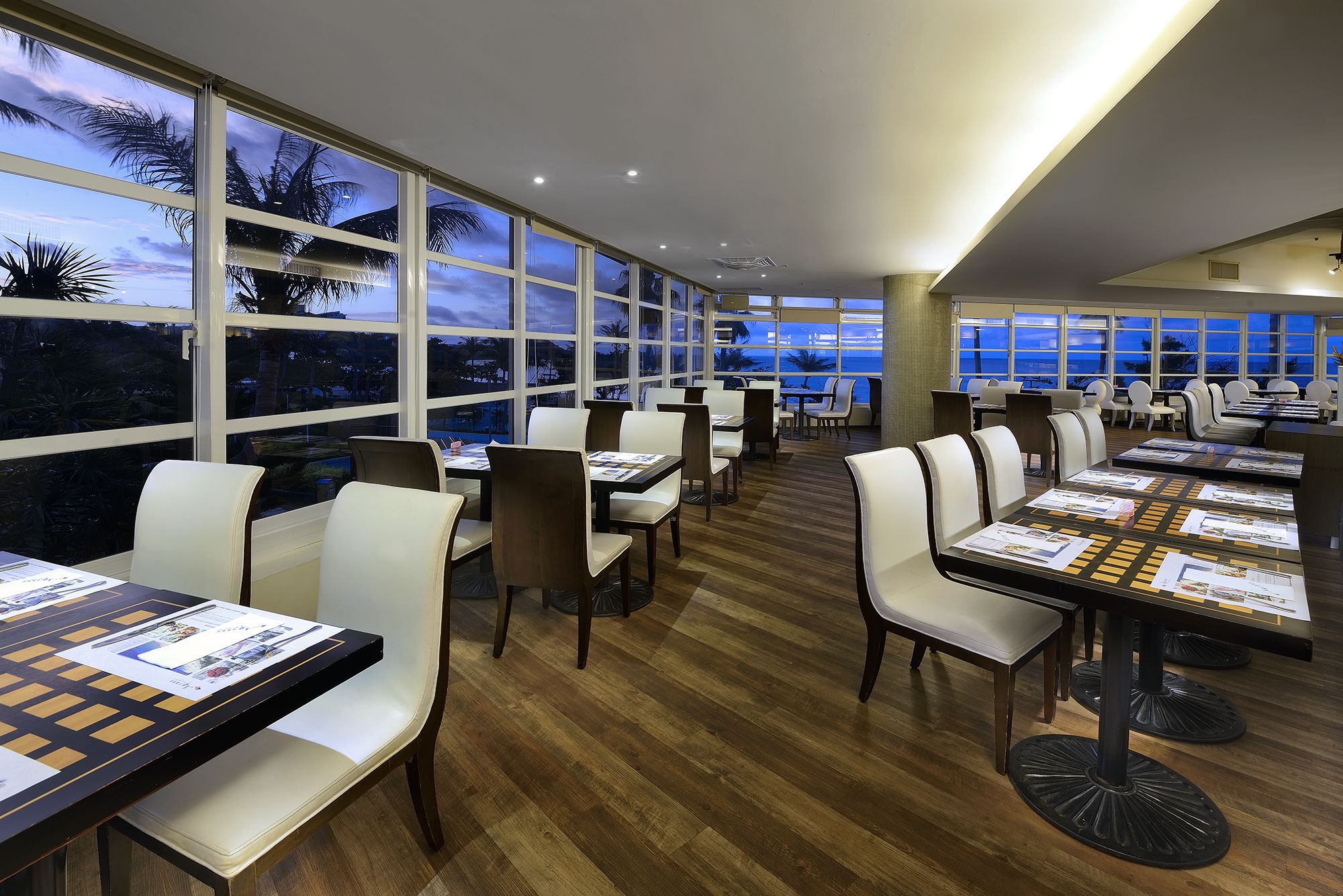 3 restaurants, breakfast, lunch, dinner served; seafood