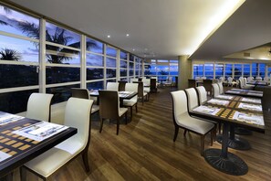 3 間餐廳；供應早餐、午餐、晚餐；海鮮