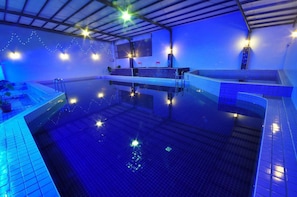 Indoor pool, outdoor pool - Kenting Maldives Hot Spring Hotel (Hengchun)