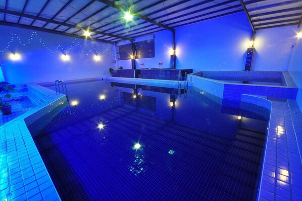 Una piscina techada, una piscina al aire libre