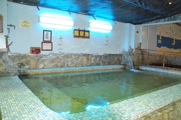 حمام سباحة داخلي