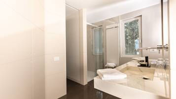 Un bagno moderno con uno specchio grande, una vasca e uno spazio doccia.