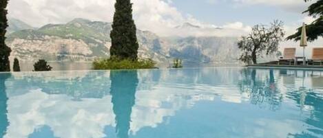 Piscine extérieure (ouverte en saison), parasols de plage