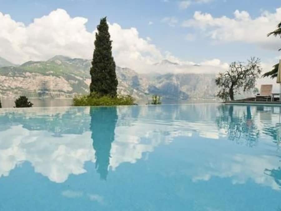 Una piscina al aire libre de temporada, sombrillas
