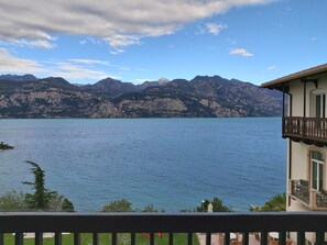 Habitació doble, balcó, vistes al llac | Llençols italians de la marca Frette i minibar 