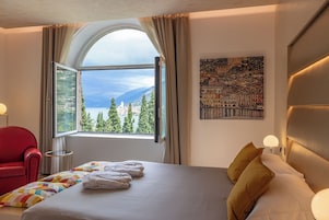 Frette Italian sheets, minibar, in-room safe, desk
