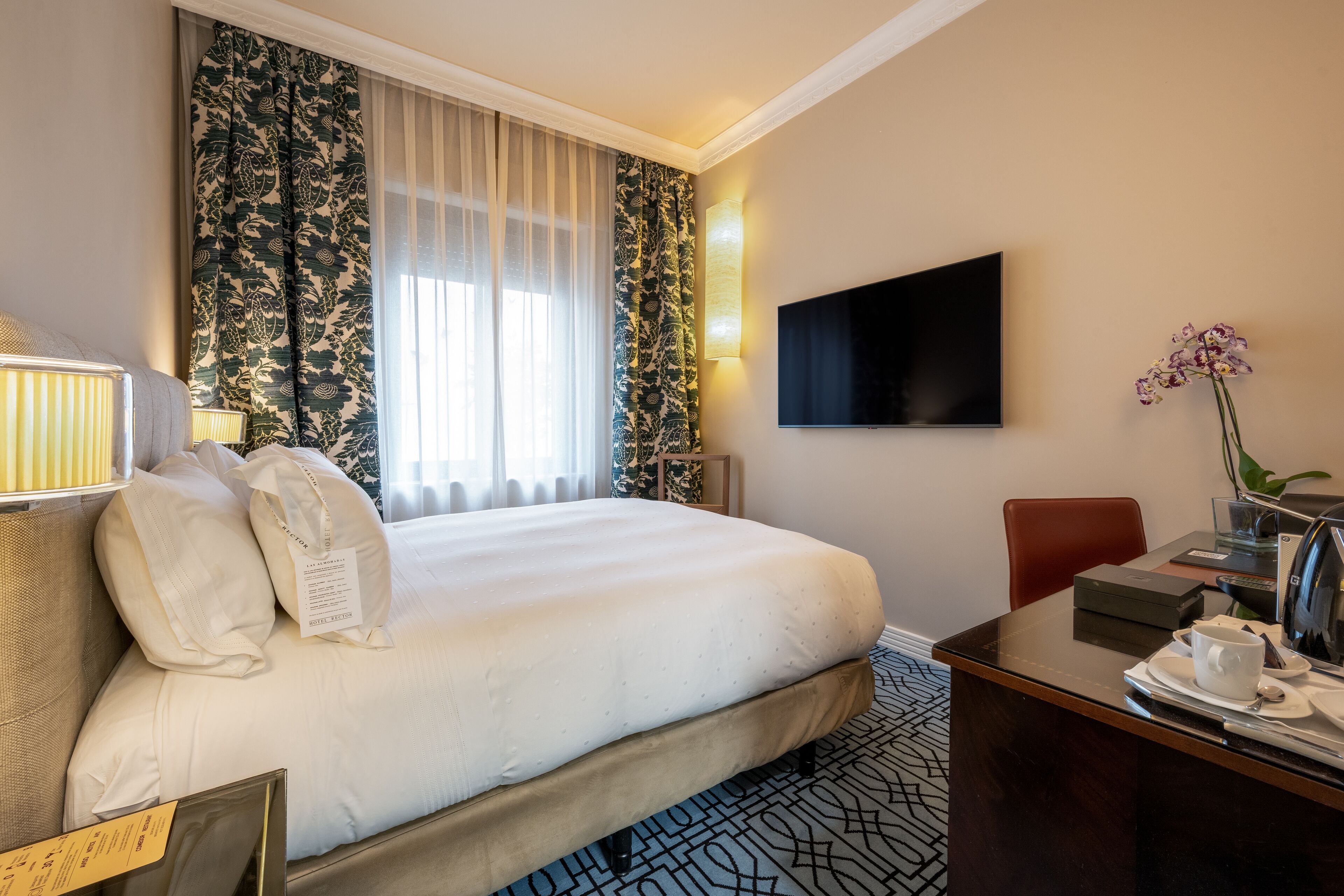 deluxe single room, 1 queen bed | 1 bedroom, premium bedding, down duvets, minibar