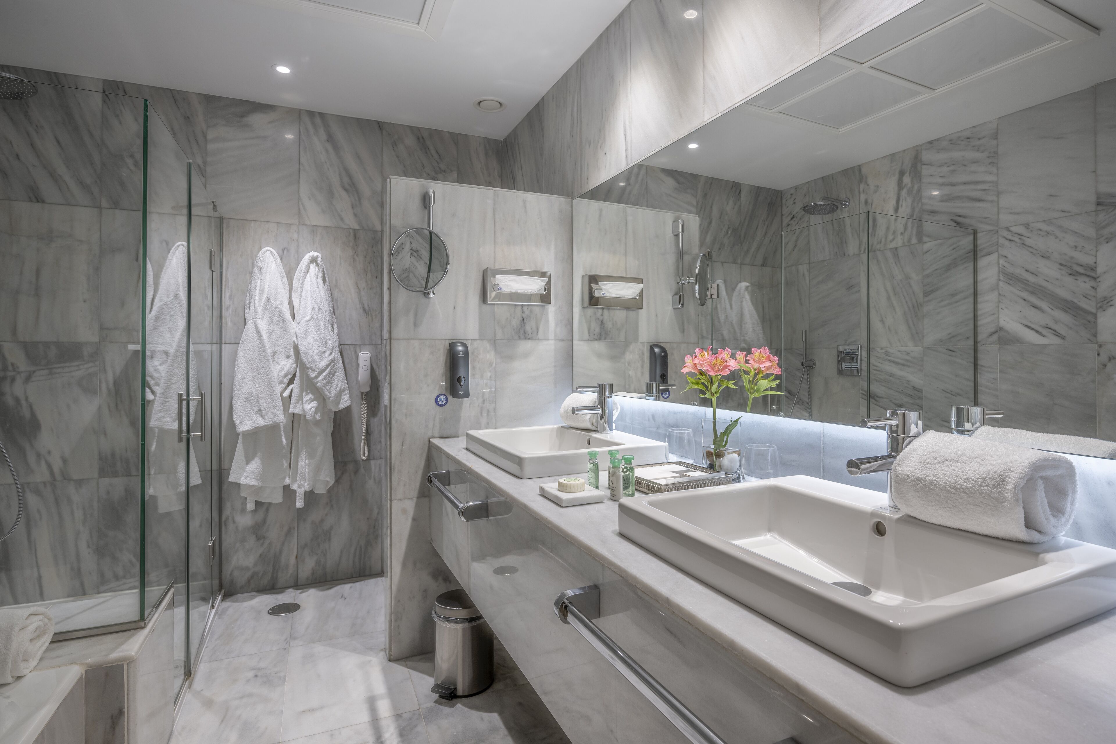 double room | bathroom | combined shower/bathtub, deep-soaking bathtub, free toiletries