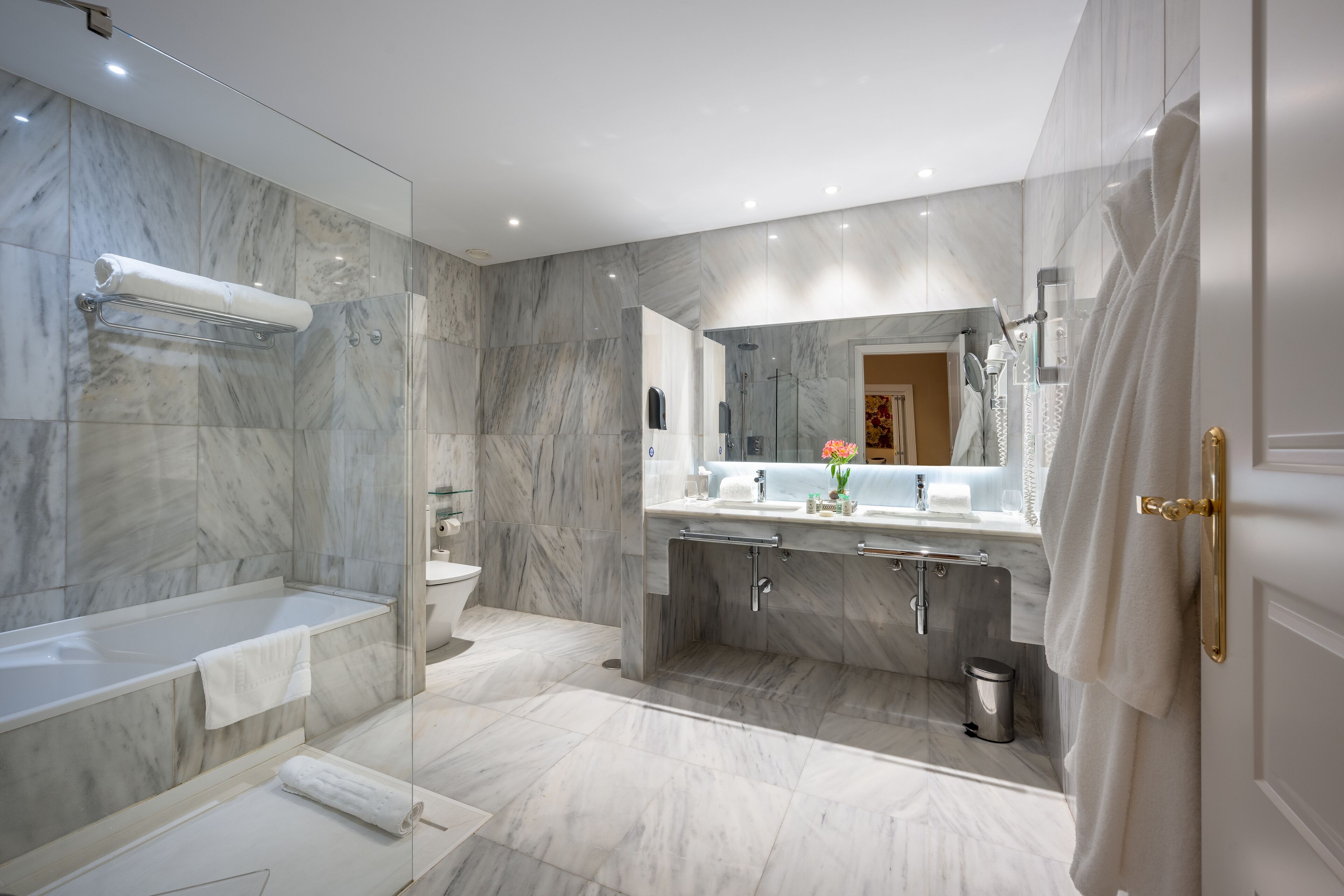 junior suite | bathroom | combined shower/bathtub, deep-soaking bathtub, free toiletries