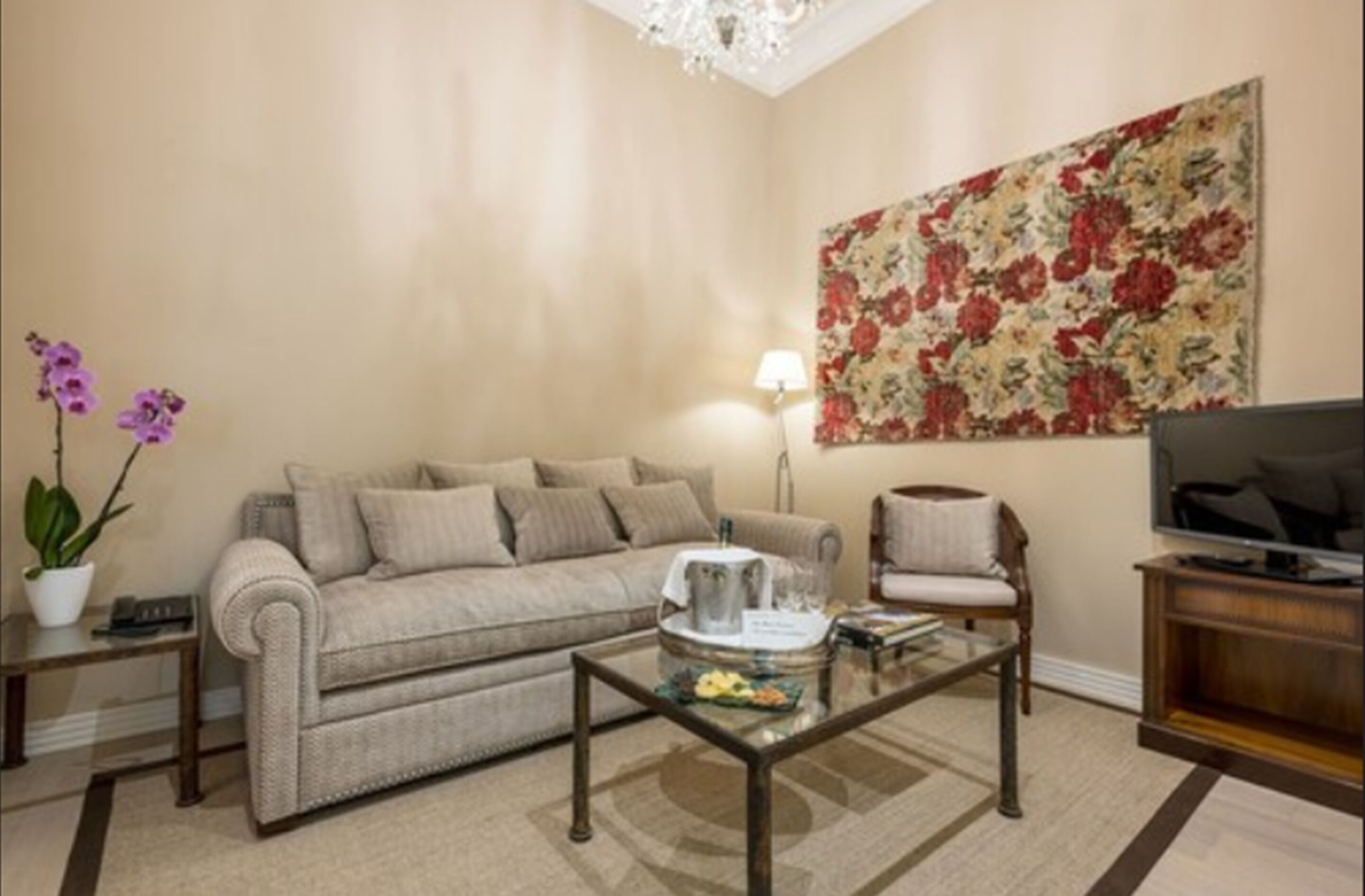 junior suite | living area | tv