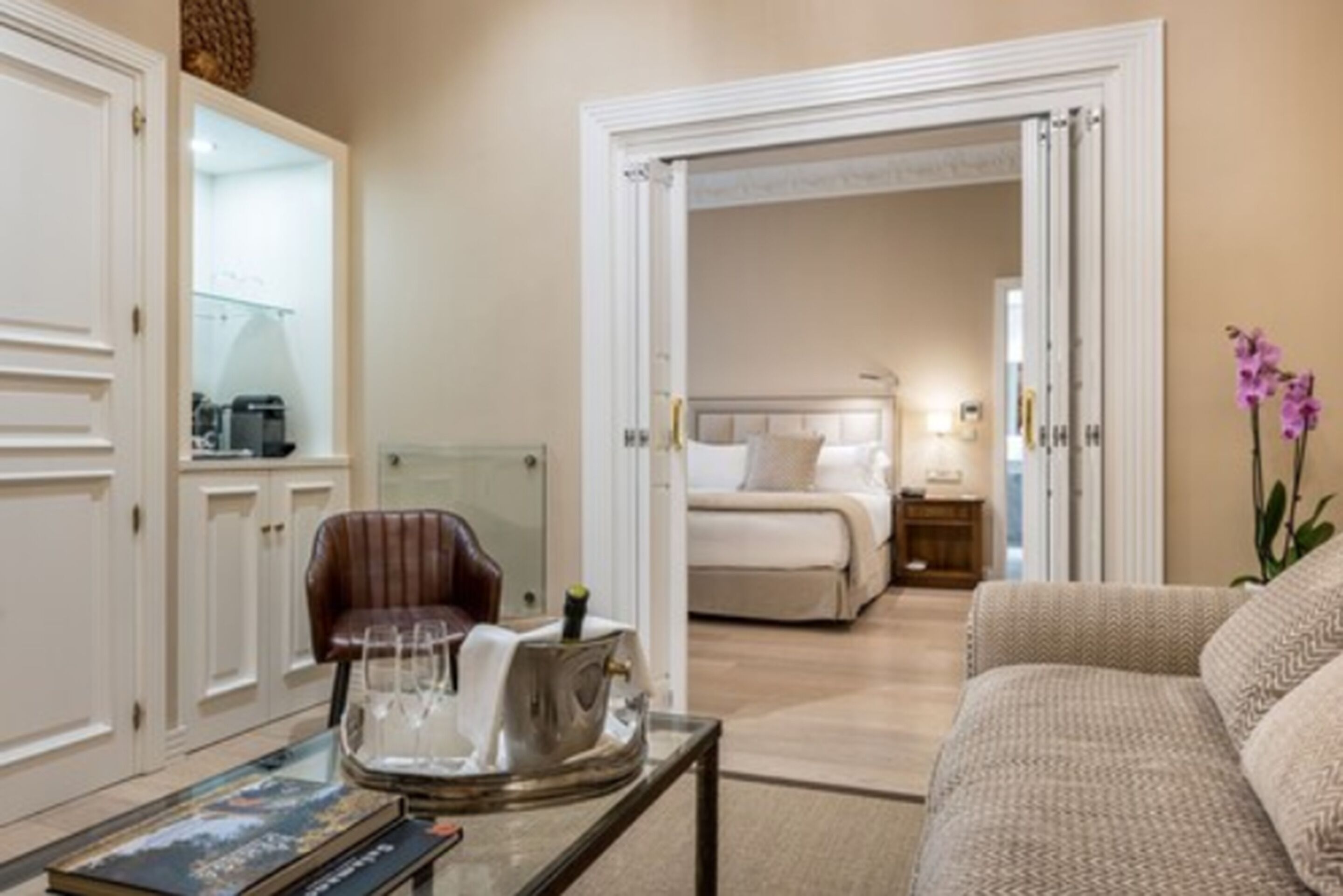 junior suite | living area | tv