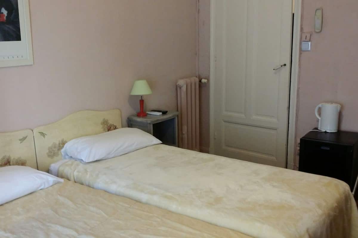 Twin Room | Desk, free cribs/infant beds, free WiFi