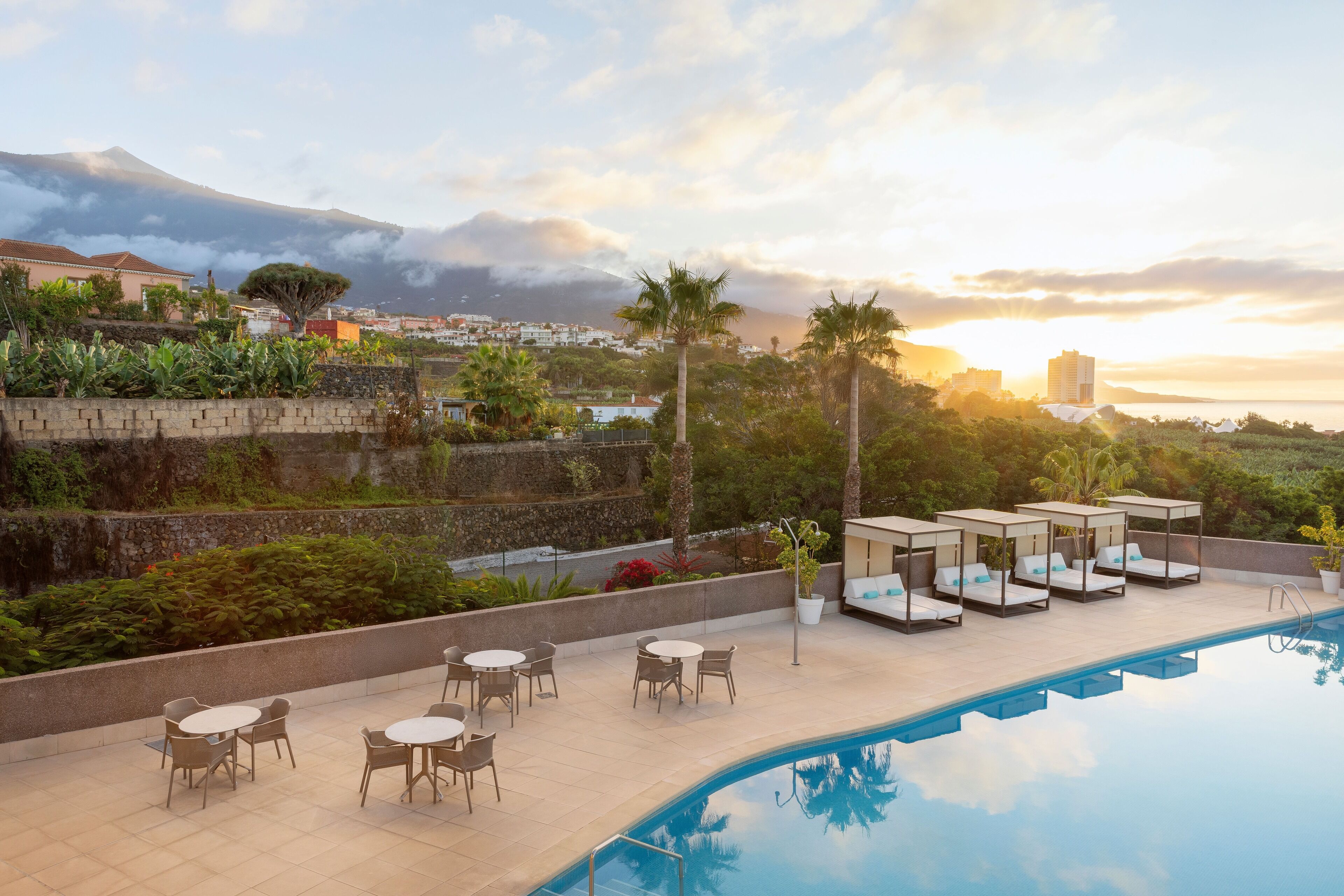 Una piscina al aire libre (de 10:00 a 18:00), sombrillas, tumbonas