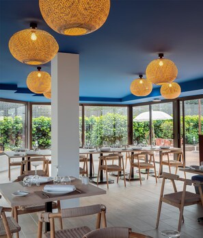 2 restaurants servant le petit déjeuner, le déjeuner et le dîner