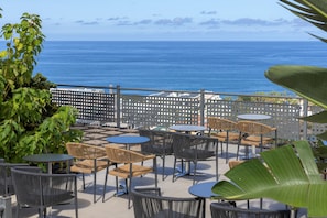 2 bares, bar junto a la piscina