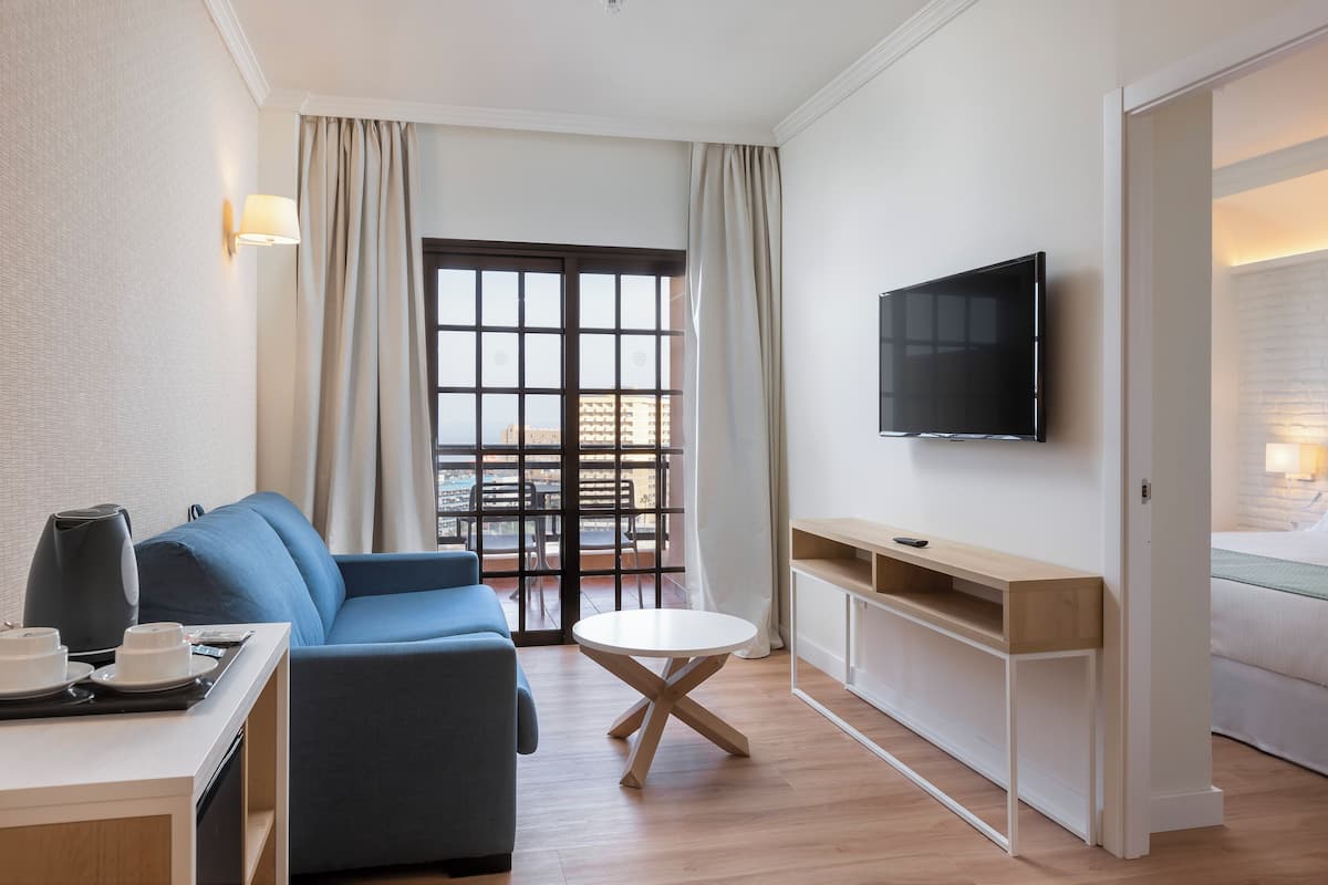 1 habitación, caja de seguridad en la habitación y escritorio