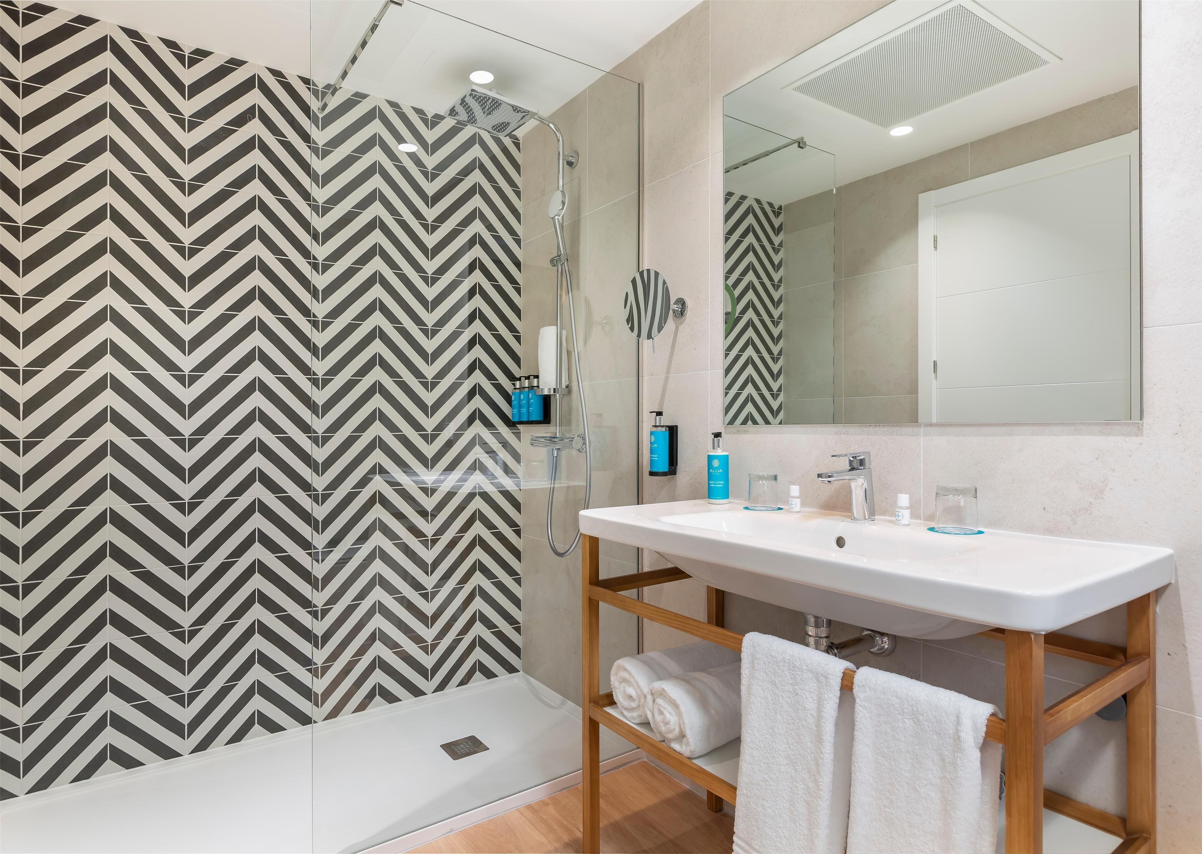 Suihku, sadesuihkupää, hiustenkuivaaja, pyyhkeet