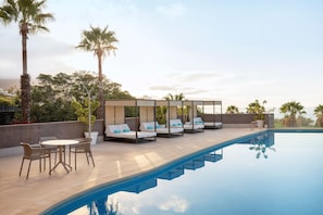Outdoor pool, open 10:00 AM to 6:00 PM, pool umbrellas, sun loungers - Aluasoul Orotava Valley (Puerto de la Cruz)