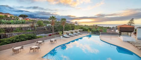 Piscine extérieure, parasols de plage, chaises longues