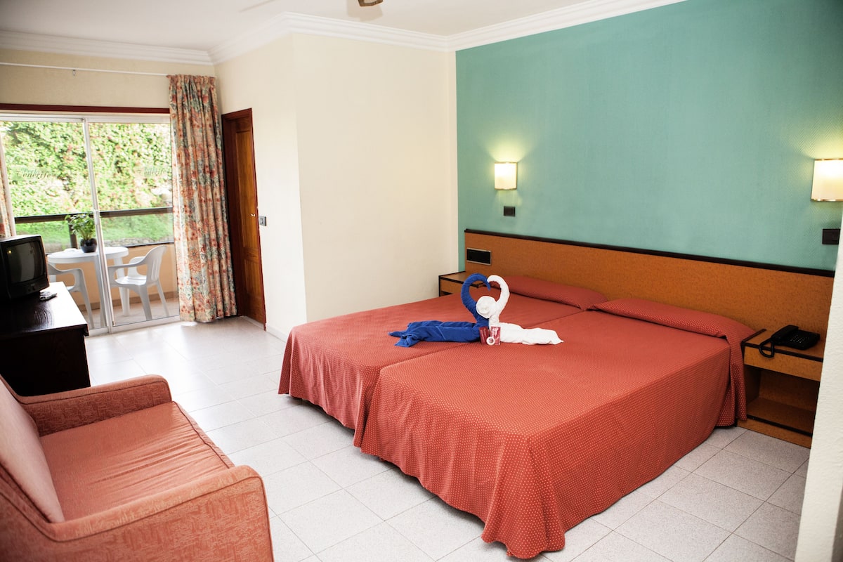 Cortinas opacas, camas supletorias, wifi