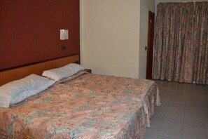 Blackout curtains, rollaway beds, WiFi - Hotel Perla Tenerife (Puerto de la Cruz)