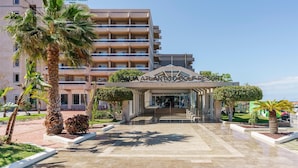 A modern building with a sign reading "ALBA ATLANTICO GOLF RESORT". - Alua Atlantico Golf (San Miguel de Abona)