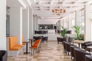 4 ห้องอาหาร, บริการอาหารเช้า อาหารกลางวัน อาหารเย็น, อาหารนานาชาติ