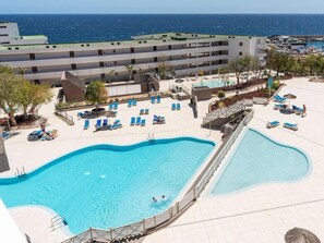 สระว่ายน้ำในร่ม, 4 สระว่ายน้ำกลางแจ้ง, ร่มริมสระว่ายน้ำ