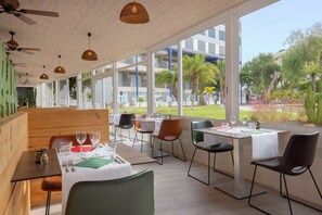 4 restaurants, breakfast, lunch, dinner served; international cuisine 