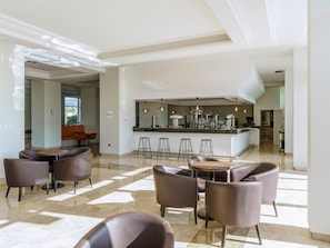 5 bars/lounges, 2 poolside bars