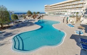 Piscine couverte, 4 piscines extérieures, parasols de plage
