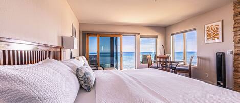 Habitación superior, 1 cama de matrimonio grande, balcón, vistas al mar | Tabla de planchar con plancha, cunas gratuitas, wifi gratis