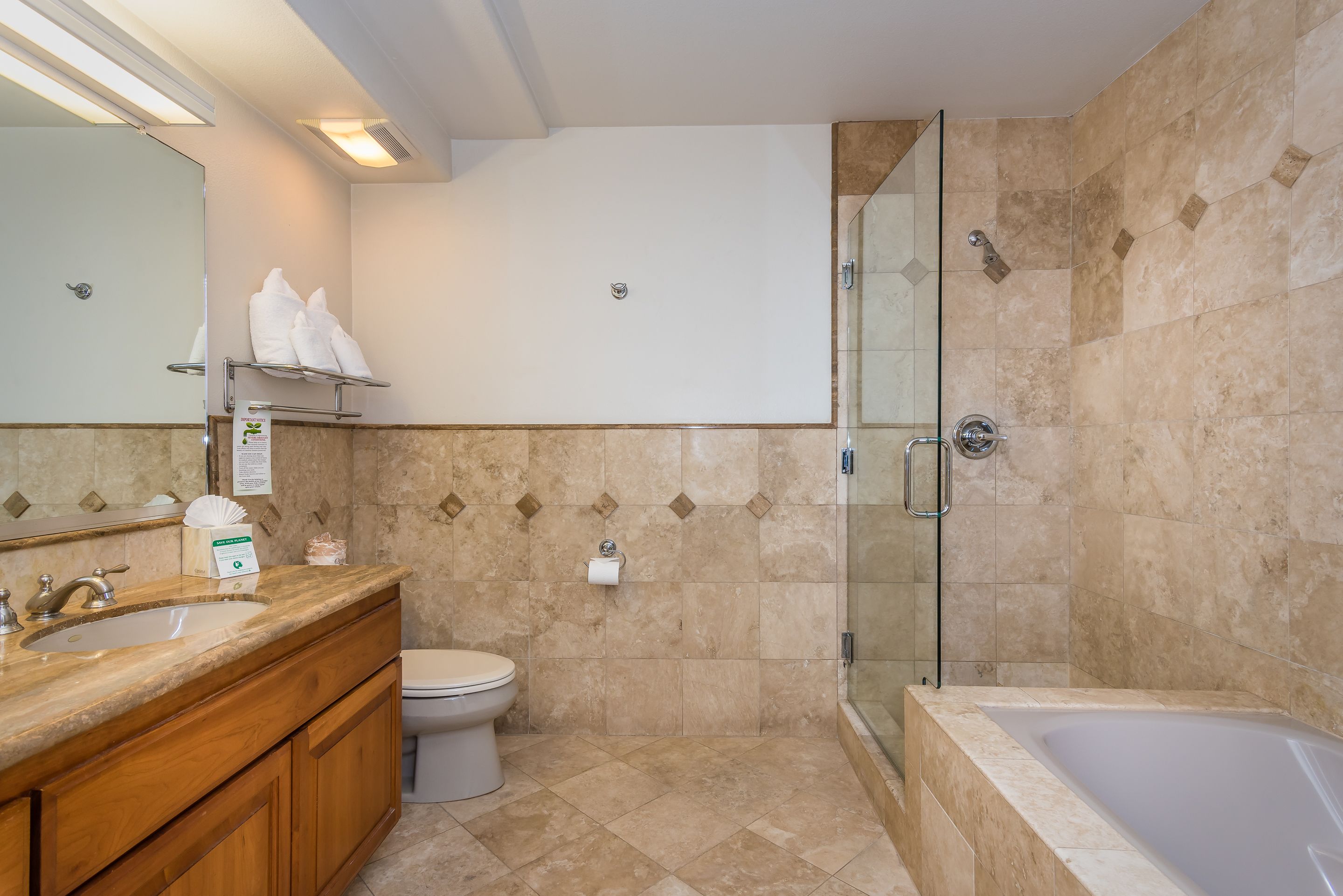 Un baño con lavabo, inodoro y ducha.
