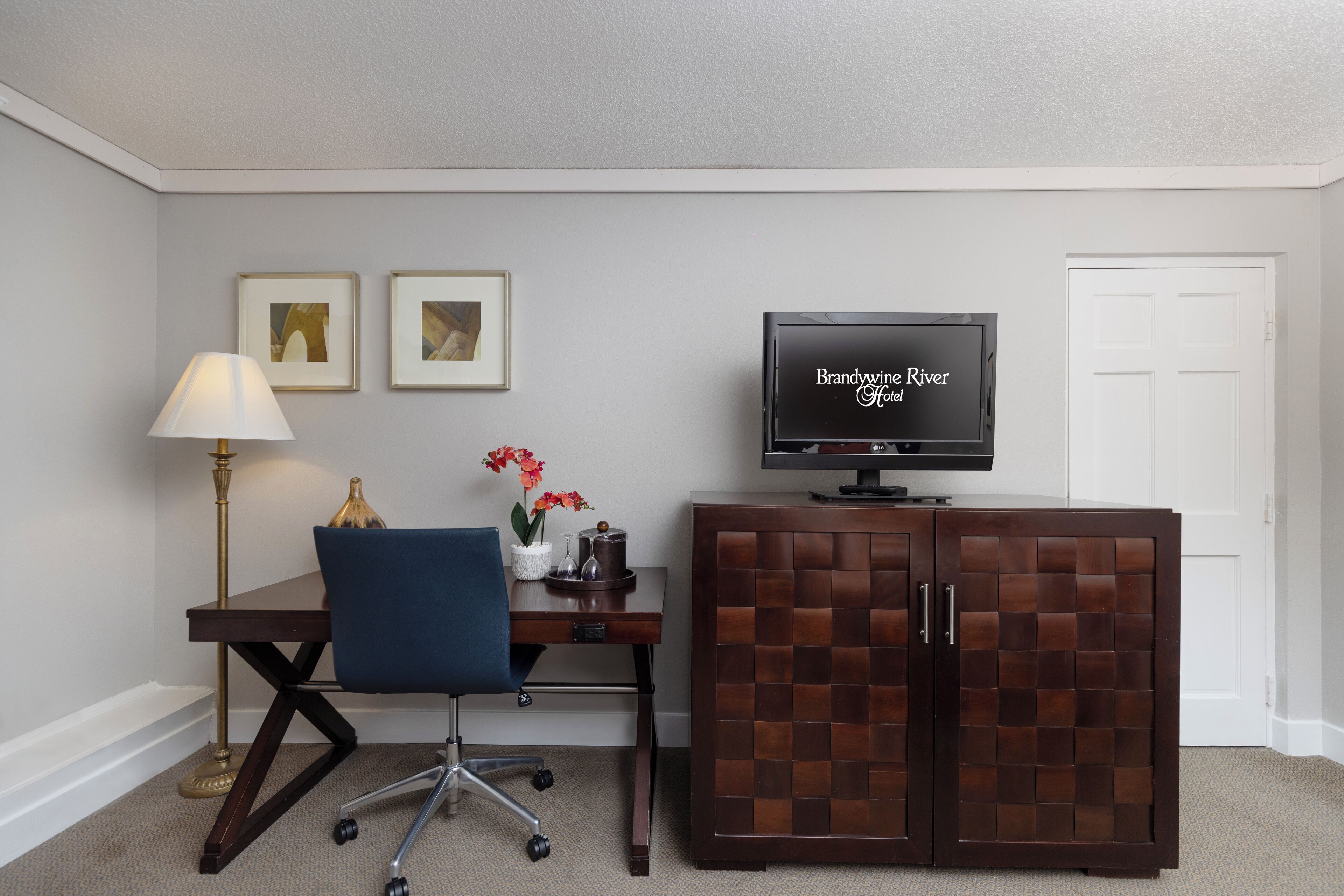 deluxe room 2 double beds | living area | 32-inch flat-screen tv with cable channels, tv