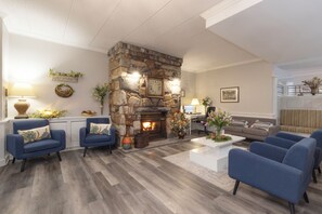 Lobby sitting area - Brandywine River Hotel (Chadds Ford)